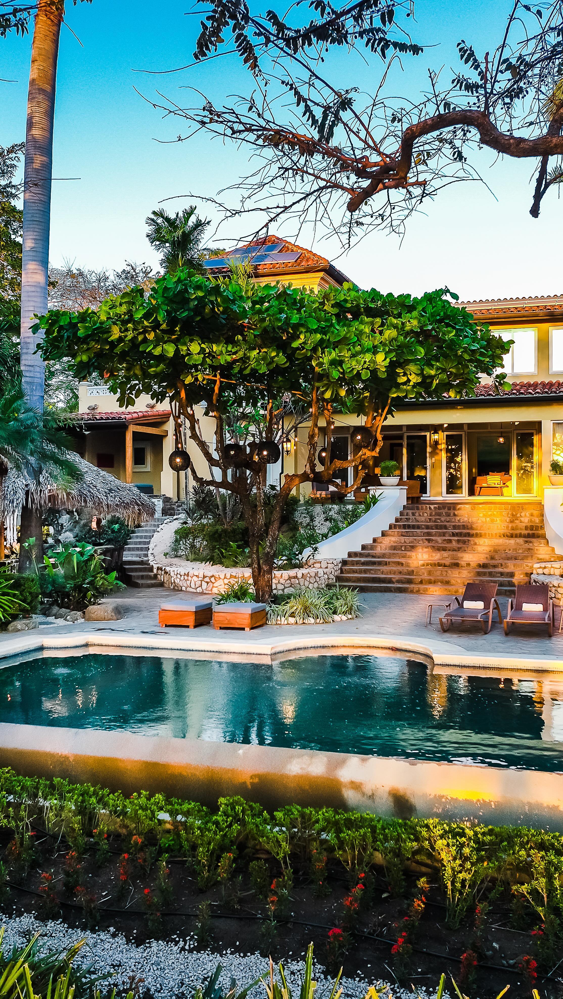 Casa De Luz - Our most requested venue of the year✨ and here’s it’s perks:
- Beachfront home
- Great space for both ceremony and reception
- Can host big groups
- Nestled in the heart of Langosta
Reach out to us for availability and more information on Casa De Luz 🌴