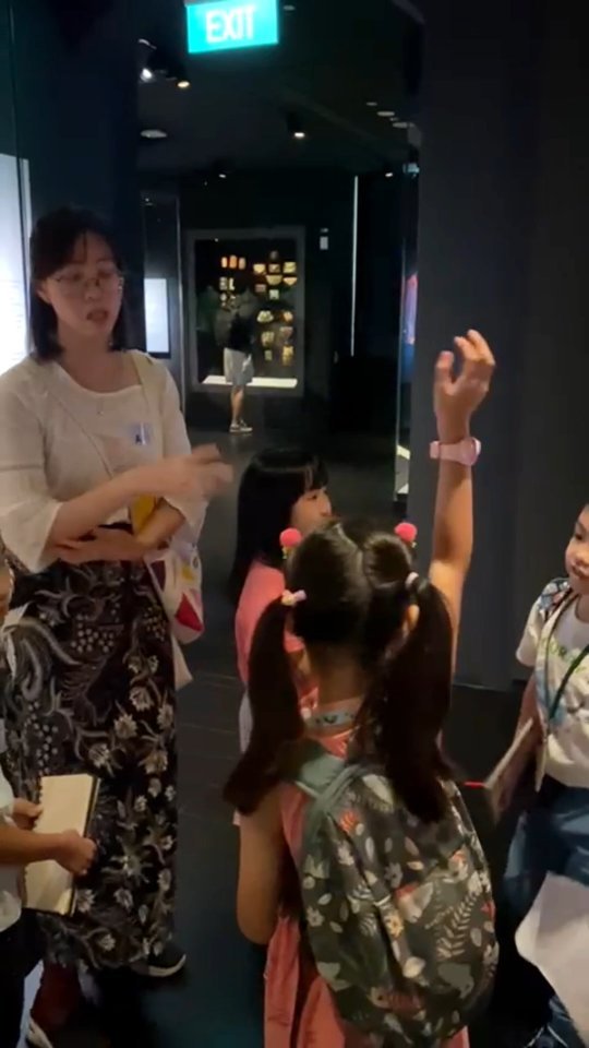 🎨✨ Art Wonderland's first excursion to the Peranakan Museum was a blast!
The students dove into the rich Peranakan culture and history, sparking their creativity with intricate motifs. Stay tuned as they turn their inspiration into beautiful souvenir artworks back in the studio! 🌟🖌️
Bg music : selendang mak inang
#ArtWonderland #PeranakanMuseum #CreativeKids #ArtJourney #schoolexcursion #singaporeartschool #art #artschoollife #fyp