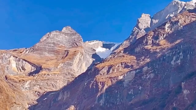 Nature’s most esquisit beauty.,. Avalanche de nuages en Himalaya phénomène rarissime , May be a way nature found to reconnect And transform human’s soul