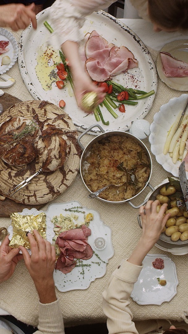 Throwback to this project for @bedfordmanufaktur . It's still a tasty one.
Client: @bedfordmanufaktur
Agency: @lepetitmax_ffm
Production: @seed.digital.vision
Director: @timthielphotographer
DOP: @frederickgomoll
#imagefilm #filmproduction #film #video #postproduction #frankfurt #food #manufacturing #tasty