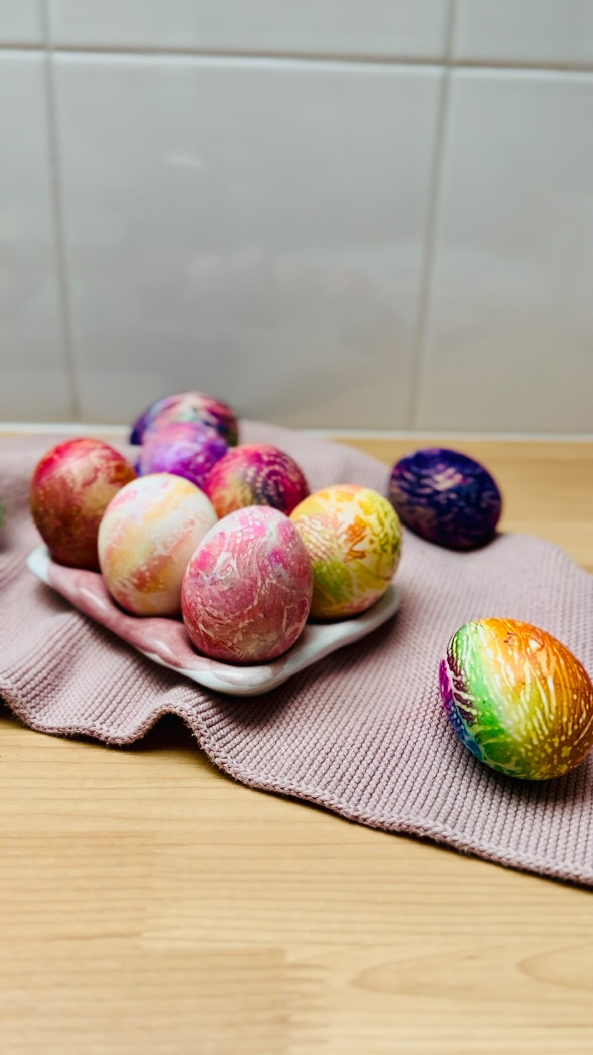 trendy eierfärbetechnik im batiklook 🥚🧡
Inspiriert von @diegluecklichmacherin haben wir das auch probiert 😍
Stressfrei ✅ mit Kinder machbar ✅ ziemlich schnell erledigt ✅ einzigartige Ergebnisse ✅
Was brauche ich:
• Gekochte Eier (kalt oder warm funktioniert beides, bei braunen Eiern kräftige Farben verwenden!)
• unbedenkliche Filzstifte (alternativ Lebensmittelfarben, Ostereierfarben)
• Küchenrolle (je nach Muster bekommen die Eier verschiedene Looks)
• Gummiringe
• Tasse mit Essigwasser
Wie das geht:
Ein Blatt Küchenrolle mit Filzstiften bemalen. Gekochtes Ei darin einwickeln & mit Gummiringen fixieren. In Essigwasser tunken und ca. 10-15min antrocknen lassen. Auswickeln (ggf. mit Handschuhen) und bewundern 💛🧡❤️🩷🩵💙💚
Viel Spaß dabei!
#bildfokusfotografie #diymitkinder #kinderdiy #ostereierfärben #eierfärben