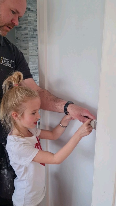 We have a new apprentice on the job. 💪🙂❤️
#PritchardPropertyService #newapprentice #paintinganddecorating #painterdecorator #Painter #DecoratingServices #HomeRenovation #HomeServices #familybusiness #familygoals