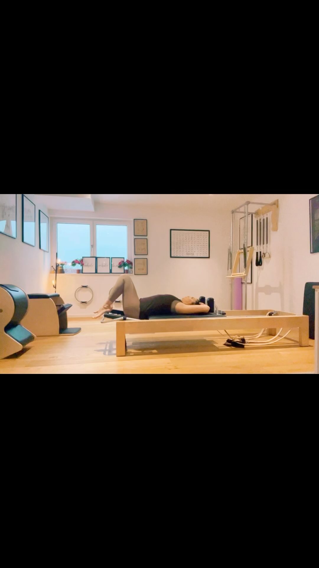 Dopo 1 anno e mezzo alle prese con entrambe le spalle affette da frozen shoulder, finalmente sto uscendo dal tunnel! C’è molto da lavorare, tanto sudore da versare ma niente ti ripaga più di sentire che il movimento ti cura davvero.
After 1 and a half years dealing with both shoulders affected by frozen shoulder, I’m finally coming out of the tunnel! There is a lot of work to be done, a lot of sweat to be shed but nothing repays you more than feeling that movement really cares for you.
#pilates #classicalpilates #pilatesteacher #pilatesinstructor #balancecontroloff #pilatesreformer #contrology #trusttheprocess #pilatesheals
Musica: Discover
Musicista: @iksonmusic