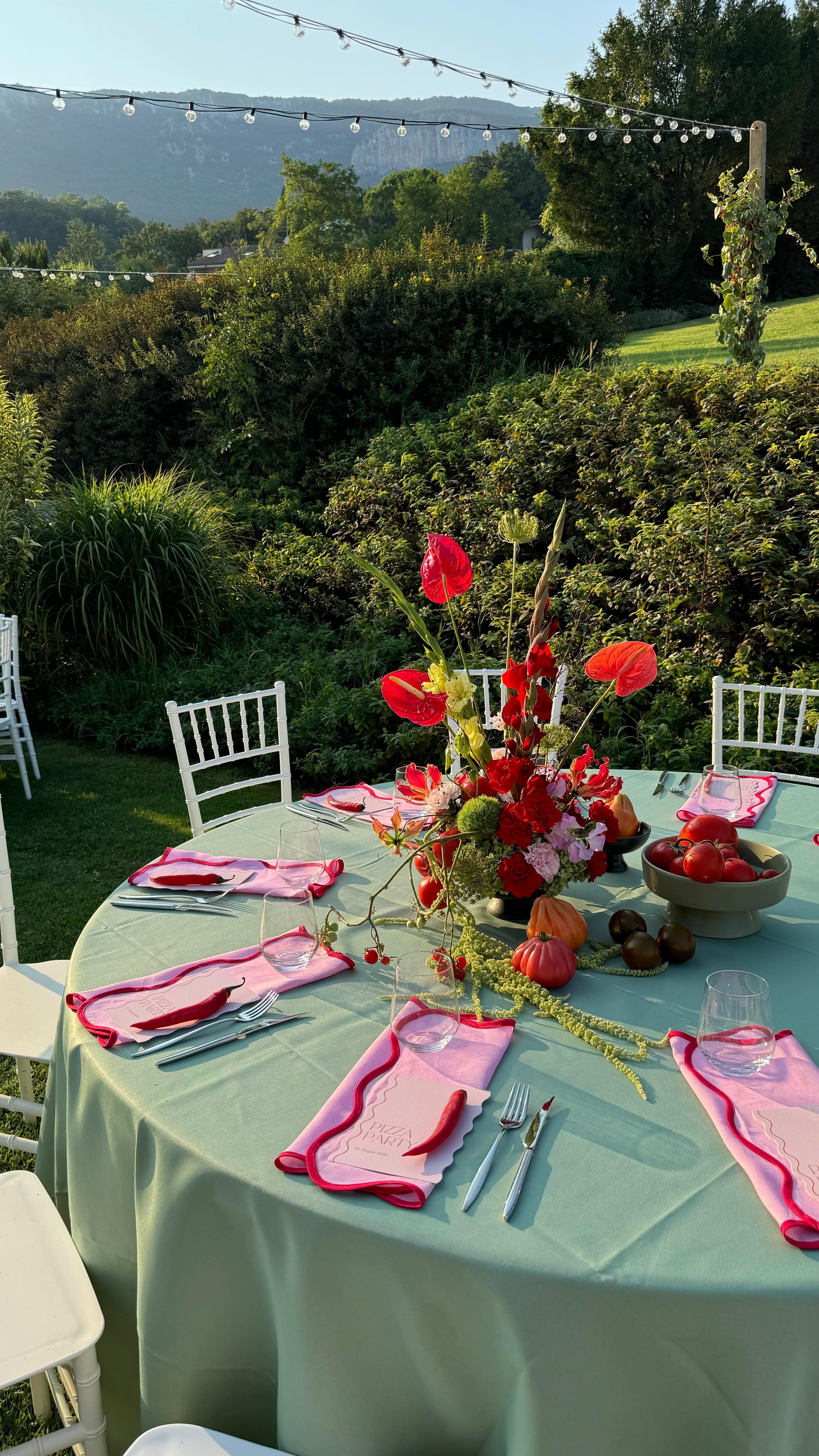 It’s PIZZA PARTY TIME 🍅
Deswegen haben wir genau dieses Thema in der Dekoration komplett mit aufgenommen und sich alles dabei um die TOMATE 🍅 drehen lassen ….
Die wunderschöne Papeterie und die Tableware von @verleihunddekoration_wedding haben so guuuut zusammengepasst
Die Farben waren wirklich ganz besonders in dieser Kombi
Und die liebe @annamariadamm und ihr Schatz @juliangutjahr waren ganz doll happy 🍅🍅🍅🍅🍅
#tomato #florist #flowers #blumen #lovemyjob #passion #wedding #pizzaabend #italy