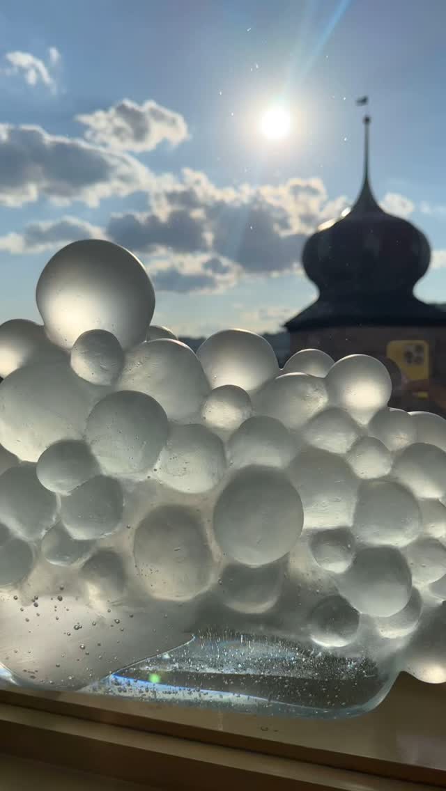 Sklo, světlo a vzpomínka.
Ve skle se odráží světlo, ale i tma. Průhledné, křehké a přesto silné – jako vzpomínka, která s námi zůstává.
Glass Soul vytváří prostor pro tiché zastavení. Pro důstojné rozloučení i každodenní přítomnost toho, co bylo, je a bude.
Každý kus skla nese světlo duše. V jeho lesku se zračí otisk příběhu, který pokračuje dál – beze slov, v tichu, v pokoře.
Děkujeme, že s námi tvoříte novou kulturu vzpomínání.
Důstojně. Citlivě. Osobně.
Glass, light and remembrance.
Glass reflects both light and shadow. Transparent, fragile – yet strong. Just like the memory that stays with us.
Glass Soul creates a space for quiet reflection. For a dignified farewell, and the continued presence of what was, is, and always will be.
Each piece of glass carries the soul’s light. Its shine holds the trace of a story that goes on – without words, in silence, with grace.
Thank you for helping us shape a new culture of remembrance.
With dignity. With sensitivity. With soul.
#glasssoul #lightandglass #dignifiedmemory #glassurn #memorialdesign #reflection #sacredmemory #bohemianglass #designwithsoul #glasssoul #svetloasklo #dustojnavzpominka #umeckaurna #sklenenasilueta #vzpominky #ceskysklar #designsevzpominkou #memorialart