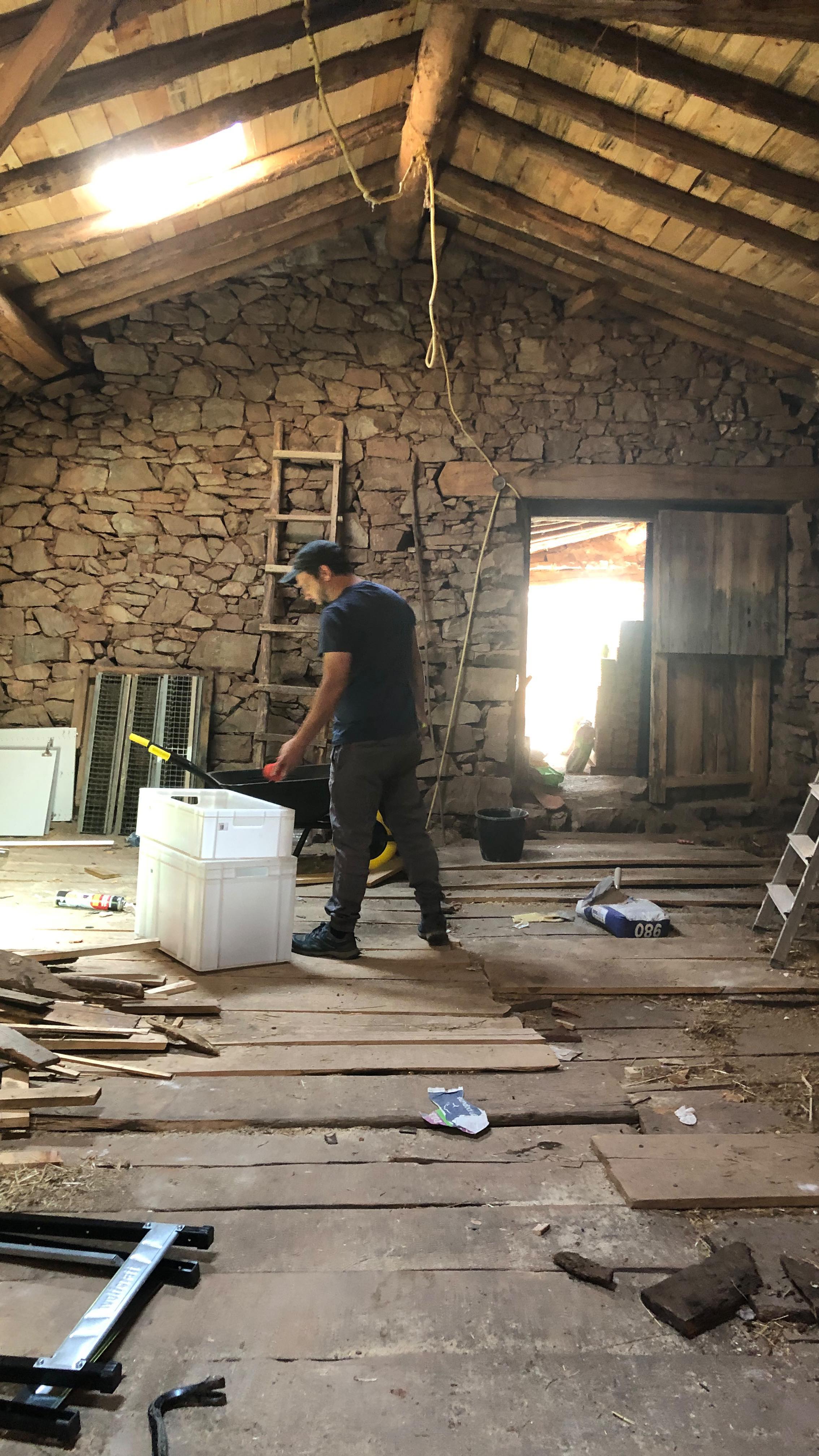 Se acabó el verano ocioso, volvemos #manosalaobra !!! Qué fantasía imaginar el nuevo suelo de nuestro taller en el monte! Qué desaliñao el que vamos a tener que preparar para llevarlo a cabo… La madera ya está lista, ahora solo falta la paciencia, la ilusión y los amigos embaucados. 🫶 Ecahabáis de menos nuestra obra?? Nosotros si…😌😌
.
.
.
#taller #tallerdeensueño #tallerdearte #tallerenelmonte #atelier #refugio #montaña #naturaleza #arte #arteynaturaleza #dentrodellapicero #reforma #reformataller