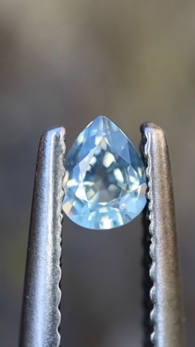 Saphir d’Auvergne taille poire de 0,24ct, avec une teinte bleutée parfaite pour entrer dans l’hiver.
Saphir d’Auvergne / France
Taille poire 0,24ct
Dimensions : 3,46x4,34mm H : 2,22mm
Naturel, non chauffé, non traité
#saphir #saphirdefrance #saphirdauvergne #frenchsapphire #finegems #exceptionalgemstones #teal #tealsapphire #bluesapphire #precisioncut #saphirfrançais #ethicallymined #naturalsapphire #unheatedsapphire #saphirnaturel #pierresethiques #joaillerieethique
#sapphire #gemme #cuttinggemstones #precisioncut #ethicaljewelry #highjewelry #opalecentsapphire #statementjewelry #hautejoaillerie #minetomarket #jewelrydesigner #milkysapphire #gemstonetraceability