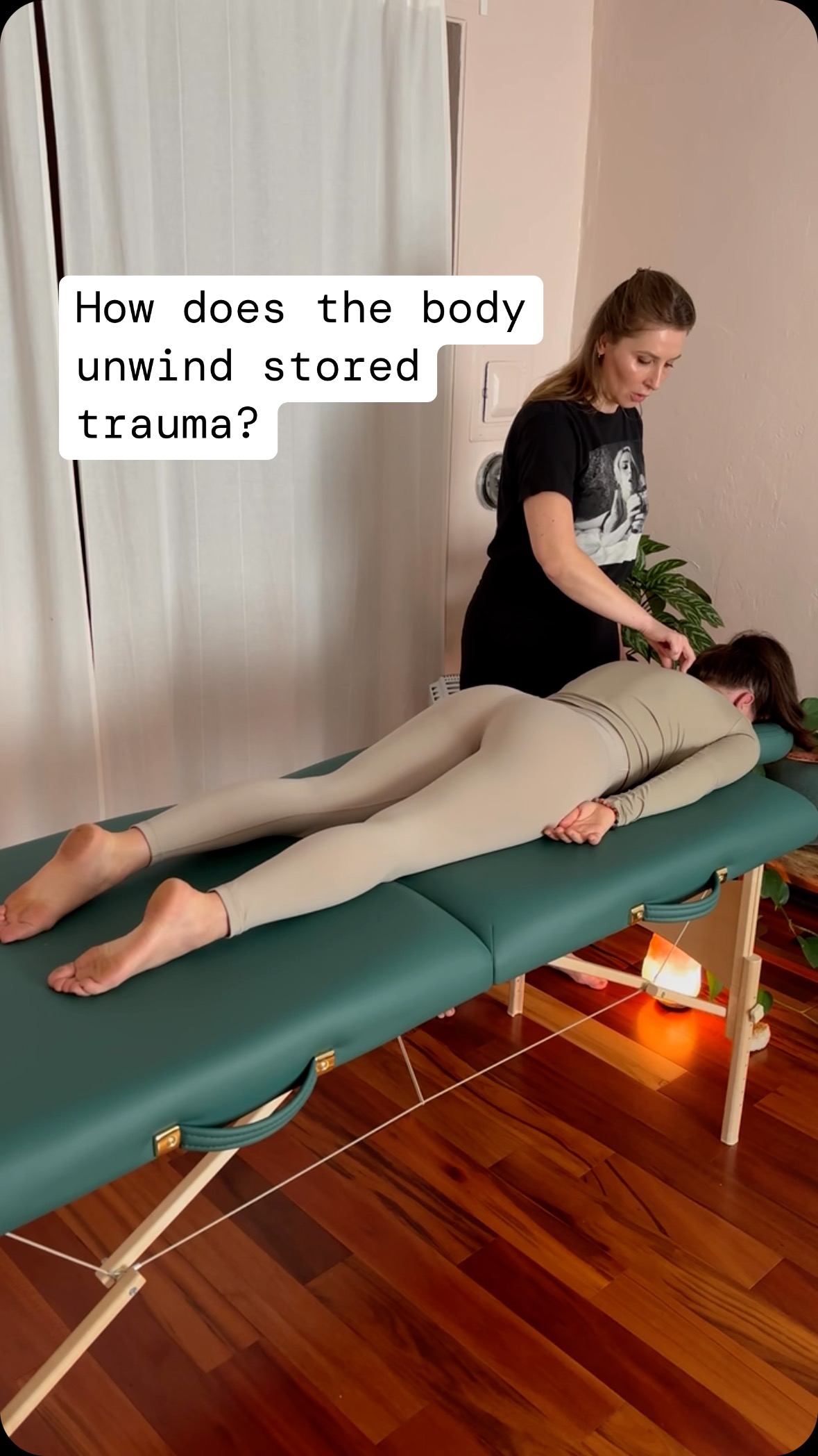 How Does the Body Unwind Stored Trauma?
The body has an innate ability to release suppressed emotions and experiences. By tapping into the body’s natural healing mechanisms, we can facilitate this process. Notice shaking or spontaneous movements? That’s the body’s wisdom at work, unwinding tension and restoring balance.
🇵🇱 Jak ciało rozładowuje nagromadzony stres i traumy?
Ciało ma wrodzoną zdolność do uwalniania tłumionych emocji i doświadczeń. Możemy skorzystać z naturalnych zdolności samoleczenia organizmu, aby wspomóc ten proces. Zauważasz drżenie lub spontaniczne ruchy? To mądrość ciała, które pracuje nad rozładowaniem napięcia i przywróceniem równowagi.
#EmotionalRelease #KundaliniAwakening #KundaliniActivation #SomaticReleases #TraumaRelease #EnergyInMotion #NaturalHealing #Reiki #SpinalEnergetics #EnergyHealing