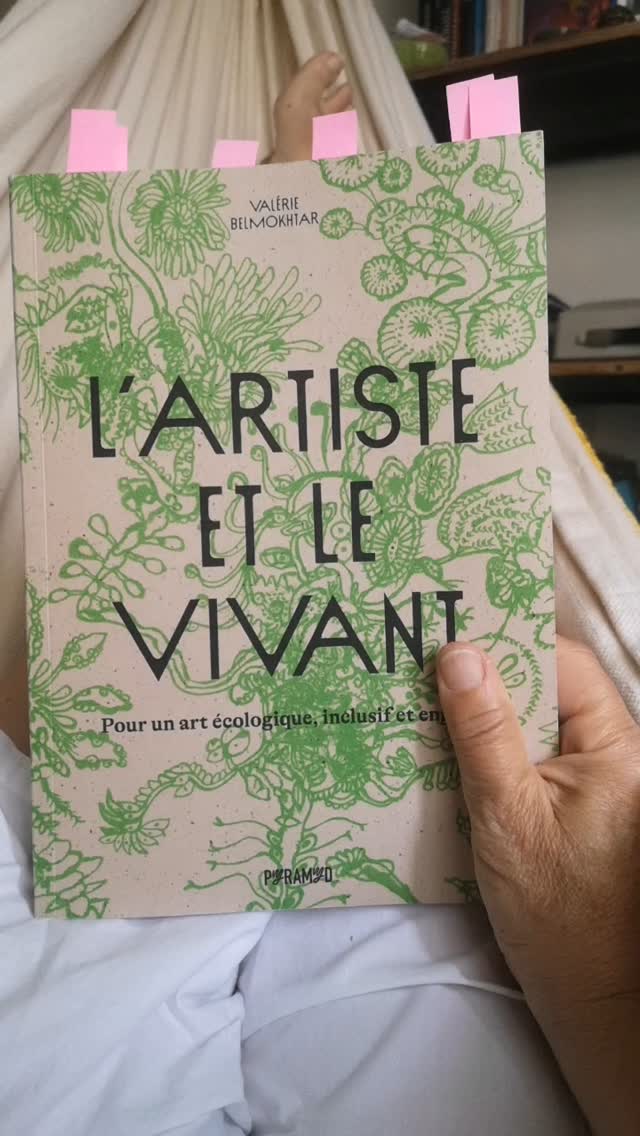 Pour un art écologique, inclusif et engagé de @valerie_belmokhtar
#écologie #écoféminisme #anticolonialisme #artécologique
#arttextile #cabanes #broderie #miniatures #lecturedansmonhamac #chiloeescraps #lire #conseildelecture