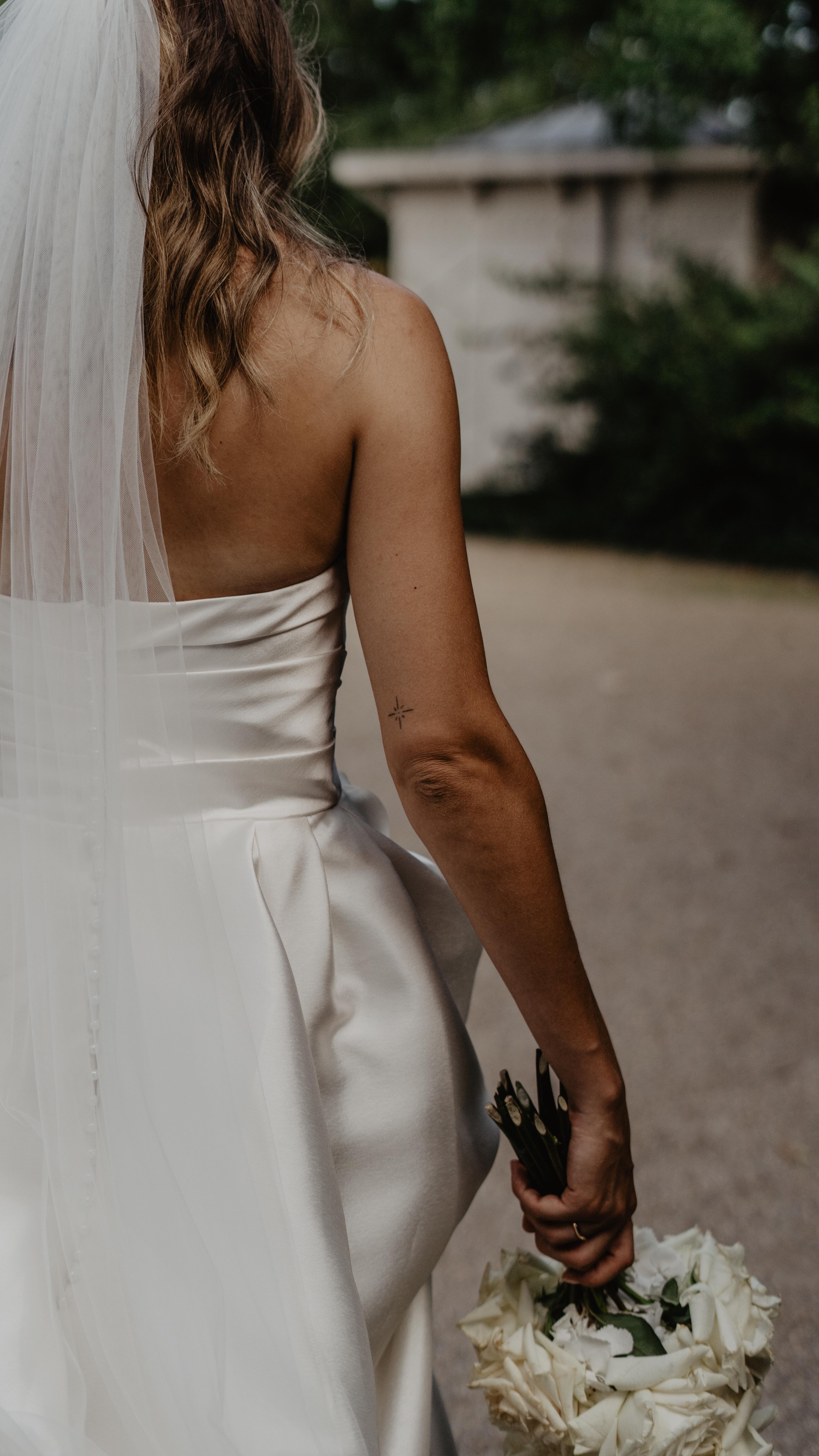 lovestory of F&L 🎞️
Brautkleid: @brautbluete
Hair&Makeup: @brautstylistin.nrw
Location: @thenewyorkercologne
Deko&Floristik: @the_lovers_wedding_events
Stühle: @nimmplatz
Catering: @kaiserschote
#weddingvibes #realwedding #hochzeitsfotografie #hochzeitnrw #belovedstories #bitesandtickles