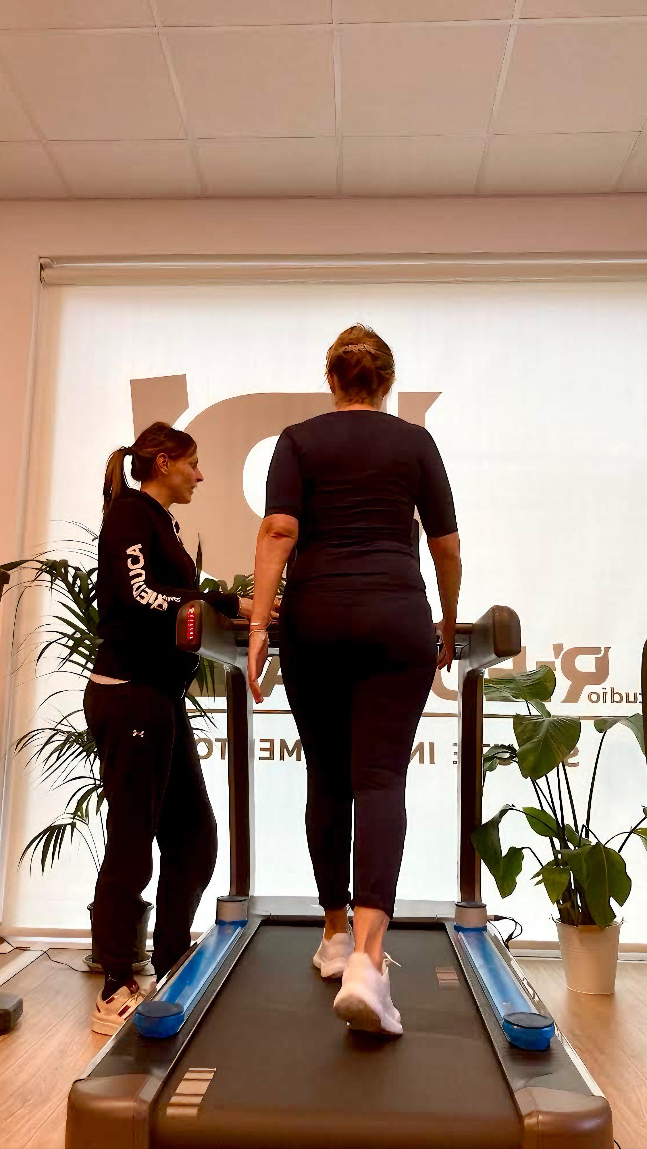 ๐ถ๐ปDa RiEDUCA, grazie alla tecnologia OPTOGAIT di MICROGATE e alla nostra esperienza, puoi monitorare la tua camminata e il tuo salto in modo preciso.
โPerchรฉ sono importanti queste valutazioni?
Valutare lโampiezza del passo e le assimmetrie tra i due arti รจ fondamentale per ottenere una camminata EFFICACE. Questo รจ particolarmente utile per:
๐น Recuperare dopo un infortunio o un intervento
๐น Affrontare problematiche legate agli arti inferiori o alla schiena
Una camminata inefficace infatti, puรฒ portare a scompensi e dolori nel tempo.
Grazie a questa analisi รจ possibile ridurre il rischio di infortuni e progettare un percorso di RiEDUCAzione, funzionale alla tua vita quotidiana.
Inoltre, analizzare il tuo salto รจ essenziale per migliorare le performance sportive e il benessere quotidiano. Grazie alla valutazione del salto potrai perfezionare la tecnica, aumentando potenza e altezza e personalizzare il tuo allenamento per raggiungere piรน rapidamente i tuoi obiettivi.
๐ Perchรฉ scegliere noi?
Perchรจ utilizziamo un approccio multidisciplinare e personalizzato. Ogni valutazione, allenamento e trattamento รจ adattato alle tue esigenze specifiche.
Contattaci per una consulenza gratuita!
๐ Studio RiEDUCA - Urbino
๐ Whatsapp: 379 229 8557
๐ www.studiorieduca.com
#valutazione #movimento #camminata #prevenzione #prevenzioneinfortuni #microgate #palestra #chinesiologo #scienzemotorie #urbino #salute #gym #walk #trekking #pallavolo #calcio #basketball #pesarourbino #fitness #benessere #rieducazionefunzionale #personaltrainer