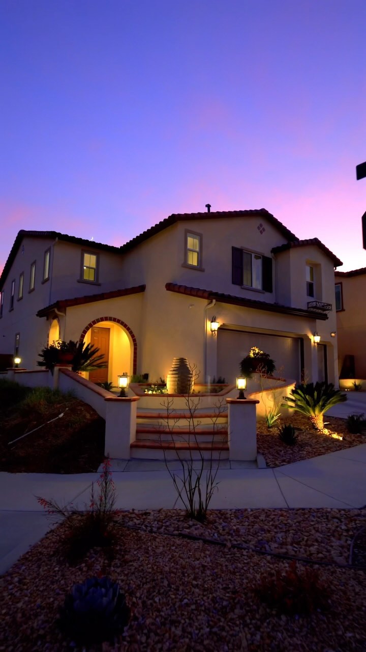 Views as far as the eye can see β
ππ‘
.
.
Listed by @kellynelsonrealestate @glenandkellynelson
Video by @westrobinmedia
.
.
#realestate #luxury #lifestyle #luxurylifestyle #terramore #temescal #temescalvalley #realestate #realtor #interiordesign #property #california #sunset #views