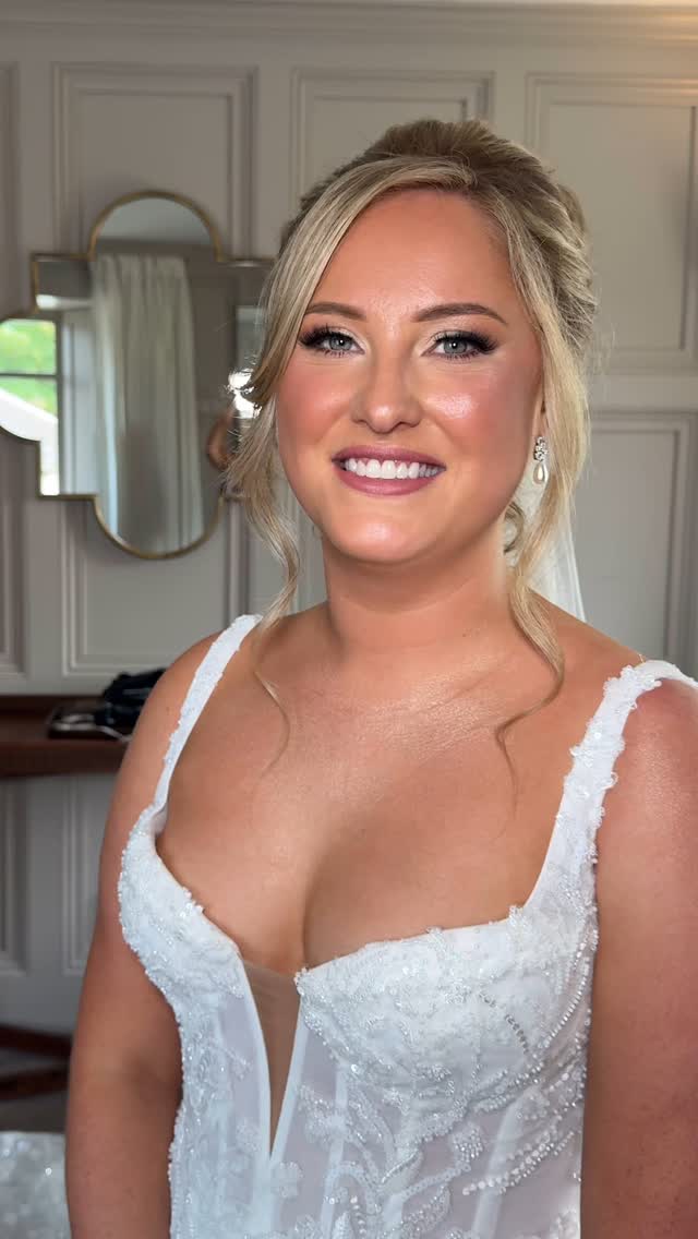 SOPHIE✨ My radiant beautiful bride Sophie🤍 A true soft glowing glam with a statement eye✨
Sophie was an absolute dream to glam allowing me to tweak the makeup to suit her new gold/ brown eye look compared to the pink eye tone we did on her trial! It’s totally okay to make last minute tweaks to your makeup and sometimes those on the day decisions actually transform your whole vision!!
Hair: @sarahlouisebridalhair
Venue: @chapelhouseestate
Lashes: @tatti_lashes angel energy 🪽
#chapelhouseestate #kentweddings #kentbride #kentmakeupartist #glowingbride #bridalglow #kentmua #kentweddingsuppliers #hitcheduk #weddingsuppliersuk