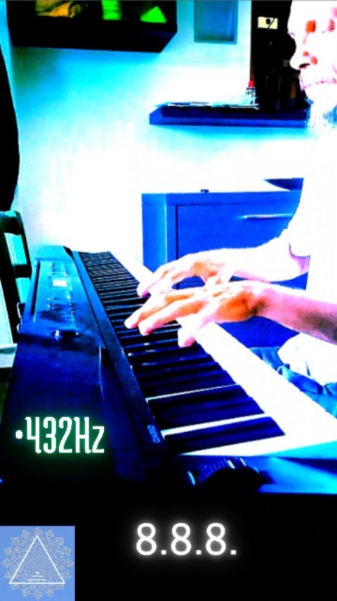 questo è il risultato di un paio di giorni dopo che mi è arrivata l'idea musicale.
Avevo delle cose da esprimere
spero d'esserci riuscito.
È strana questa cosa, che appena pubblicato un video, è quasi come non avesse più molta importanza, come se un'onda cancellasse un segno sul bagnasciuga.
Sono già qui ad osservare la prossima onda che si prepara a lanciarsi sulla sabbia, in attesa del prossimo segno da sciogliere nel mare.
#poesiamusicale #meditazionebenessere #consapevolezzainteriore #musicaspirituale #pianosolomusic #pianosynth #432hzpiano #pianovoce #pianoambient #cinematicpiano