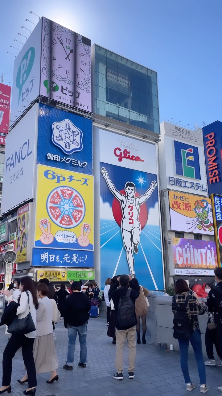 Are you ready to visit Japan again? 🗾😊
.
.
As Japan reopened its borders, we see many tourists have come back.
.
.
📍 Dotombori, Osaka
.
.
#japan #osaka #visitjapan #visitjapanjp #tour #travel #travelphotography #visitjapanau #traveltheworld #japantravel #triptoosaka #triptojapan #japan2022 #日本 #日本旅游 #日本旅行 #大阪 #道顿堀