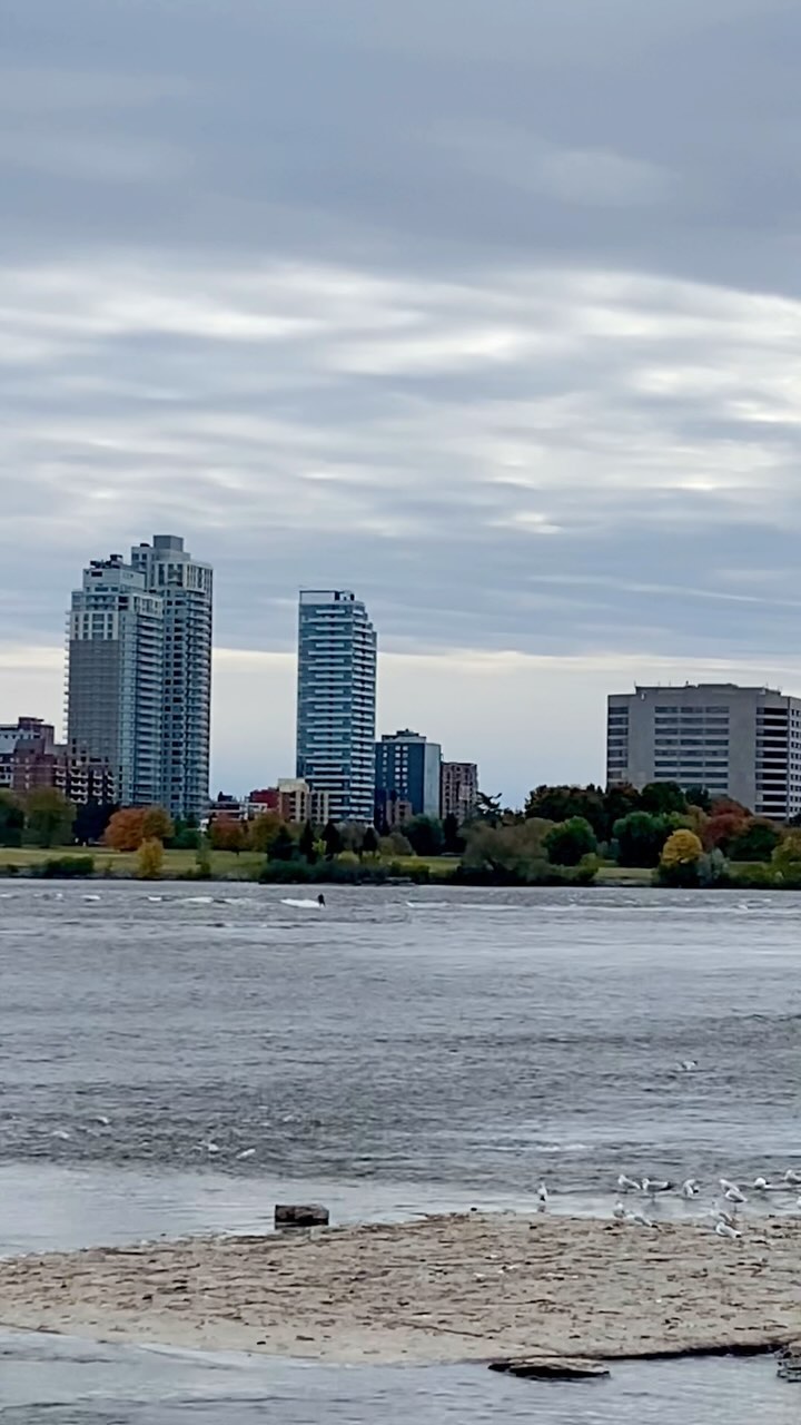 Big Thanks to Gabriel from the RSOG , for sharing his playground with kindly and safety advices. Can’t wait to join them in the water! But never forget as any new surf spot, take the time for observation , share and talk with locals, respect nature before jumping in
🌊🙏🤙❤️🍁❤️🇨🇦 #ottawa #ontario #rsogsrog #riverwave #lovecanada #sharingiscaring #canada #xirimirisurf #surfinglife #sunday #surfingcanada #foreveryoung #riversurfing #friendlycommunity #respectlocals #🇨🇦
