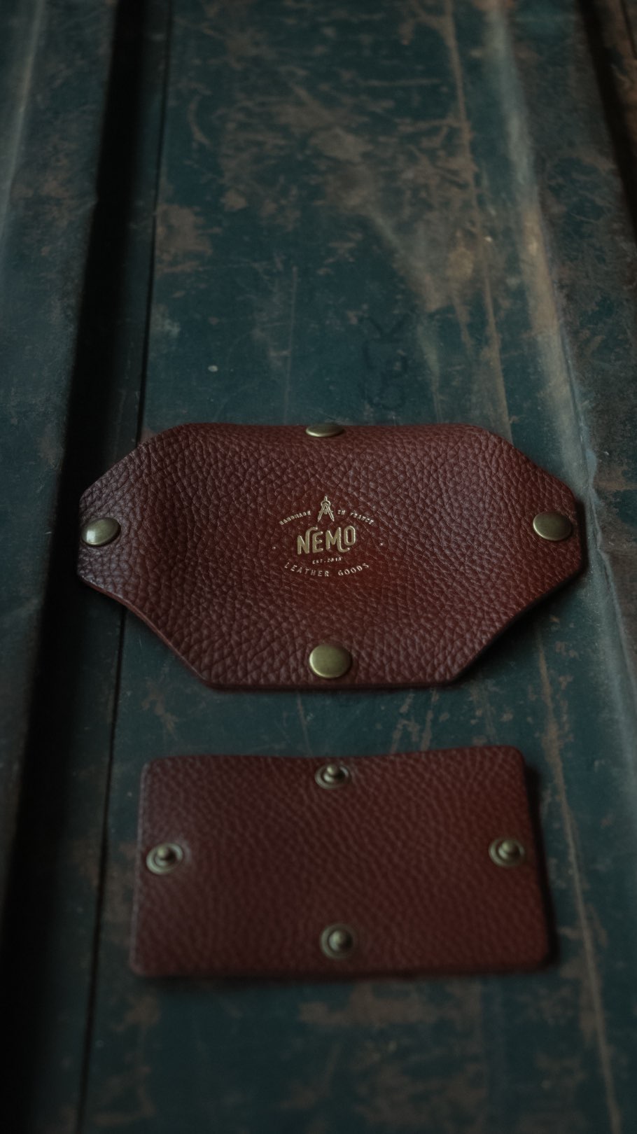 Lighthouse minimalist wallet.
Perfect Christmas gift.
Link to online store in BIO.
#nemoleathergoods #minimalistwallet #minimaliststyle #cardholder #leatherwallet #leathercardholder #minimalistcardholder #nostitchwallet #origamiwallet #ruggedstyle #heritagestyle #redwingstyle #minervabox #madeinfrance #fabriquéenfrance #portefeuillepersonnalisé #portefeuille #portecartes #slowfashion #gentelmanstyle