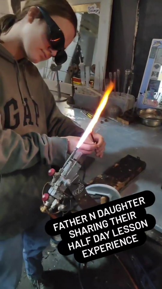 Father and daughter having a half day lesson today @brightonglassblowing. Was great to have them down they did really well, look forward to seeing you again š
#brightonglass #thingstodoinbrighton #glassblowinglessons