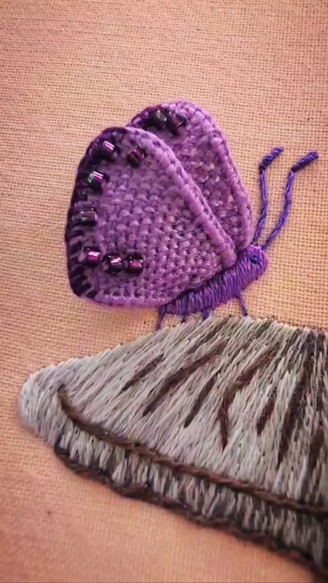 I spent the morning finishing the embroidery, head of mounting, for my class tomorrow. 🙂
I've filmed it as well as I'm teaching this in Canada next year (exciting) so I want to have some videos rather than having to restitch as it also can be sped up so students can get stitching quicker.
Vancouver seminar sign up link in bio 🇨🇦🍁
#embroiderytutor #mushroom #boxmaking #canada #seminar @embroiderycanada