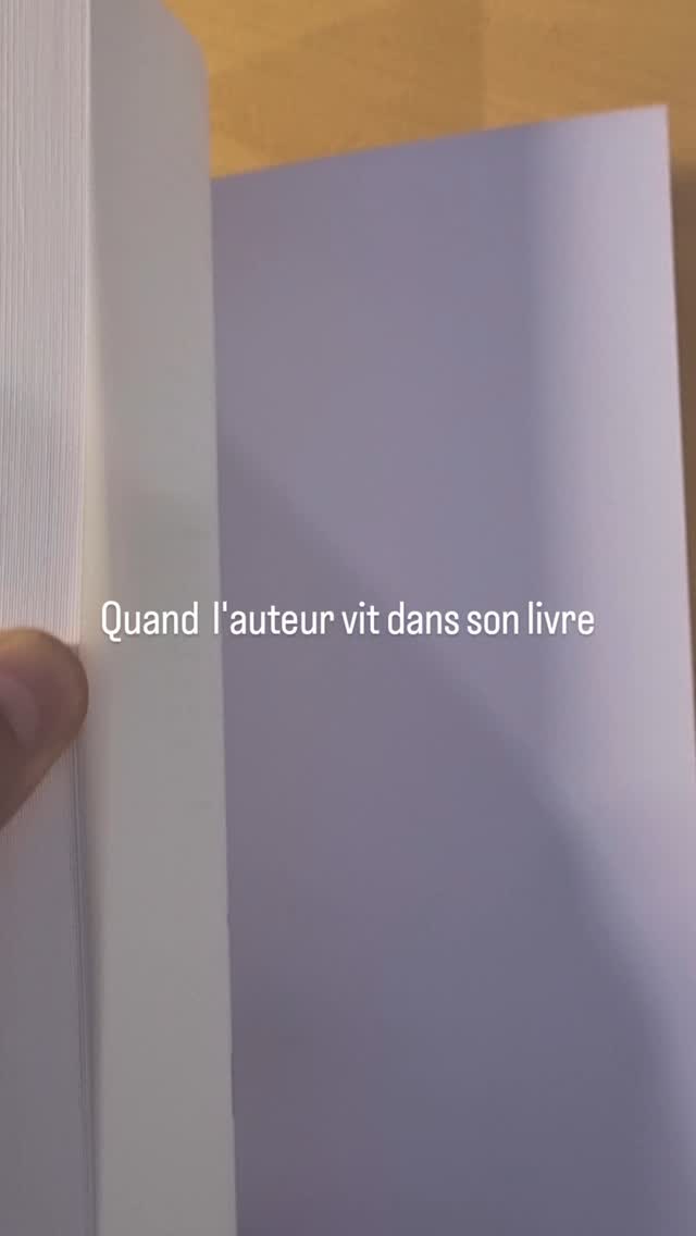 Ze pitch
Thierry Brenner, écrivain à l'humour mordant, voit son quotidien basculer lorsque Manon Pommeraye, héroïne d’un de ses précédents romans « Elle est Lui » l'entraîne malgré lui dans une aventure improbable au travers le temps. Résultat : il se retrouve contraint de jongler entre poursuivre son manuscrit et mener avec elle une enquête aussi palpitante que risible. Entre un célèbre tableau changeant de forme, une mystérieuse New-Yorkaise, une élection papale et Mona Lisa, il devra se frayer un chemin dans un labyrinthe de mystères. Problème, l’homme de plume est maladroit, inadapté, inquiet, peureux, et atteint de crétinisme avancé. Et encore ce ne sont là que ses qualités. Il peine à suivre le rythme effréné imposé par la jeune femme. Mais peut-on refuser une aventure qu'on n'a pas encore écrite ? Et surtout, Demain arrivera-t’il vraiment ?
#demainnestpasarrivé #deepcomedy @thierrybrenner.com