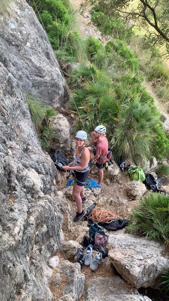 Upplev Mallorcas natur, klättring och vackra solnedgångar i oktober 🧗🏼♀️ 🌅 💕☕️ 🌴
DATUM
25-27 oktober
FÖR VEM?
Nybörjare till dig som klättrar nivå 6b (om du vill få hjälp att utveckla din nivå i klättring).
UTRUSTNING
Ingår i din anmälan. 💕
PROGRAM
Du väljer själv vad du vill delta i. Alla deltagare har minst en halvdag med erfaren klätterinstruktör och coach (@adventuress.johanna ) varje dag. Det finns även tid för att själv njuta av naturen, kortare vandringar, restaurangbesök, promenader längs havet mm. ☘️🌅💚 🏝️🦋🙏🏻
BOENDE
Boka ditt eget boende eller dela med andra deltagare. Stor lägenhet med privat sovrum vid Port du Pollença.
🧡 Läs mer på hemsidan och varmt välkommen! 🧡