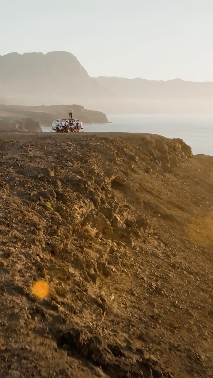 CREW LOVE (big time)!
Das ist einer unserer liebsten Schüsse — entstanden letzten Herbst nach unserem 2. Kampagnen-Shooting für @canondeutschland auf Grand Canaria. Es war wieder intensiv, lang, wild, teils hektisch, akrobatisch, schweißtreibend und, am Ende, ein mega Dreh. Gelaunched werden die Ergebnisse in wenigen Monaten. Juhu!
w/ @nk.film.production @nils.krebs @herr_bee @sconnections @marcusevans.film @nataschadn @florianbreitenbergerphoto @davidlobeira @jessica.ange22 @_libtd @wiebketamm @elliiii_xx @sarah.niedergerke (teils on set, teils remote) <3
#filmproduktion #fotoshooting #canon #nopantsclubmünchen #branddesign