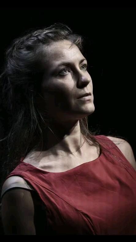 Née en 1988, Mathilde débute la danse très jeune dans une école privée avant d’intégrer les classes du conservatoire de Brive-La-Gaillarde. En 2008, elle obtient son Examen d’Aptitude Technique en danse contemporaine pendant sa formation à l'Atlantique Ballet Contemporain au conservatoire de La Rochelle. Puis elle entre au centre de formation
professionnelle Mondap’art à Nîmes.
Elle continue de se former lors de stages et masterclass auprès de différents chorégraphes dont l’esthétique et la gestuelle lui correspond : Yoann Bourgeois, Hofesh Shechter, Akram Khan, Rob Hayden, cie XY, Damien Fournier, Carolyn Carlson, Claude Brumachon, Collectif Peeping Tom ainsi que l’acrodanse avec l’école de cirque Le Tour du Monde en Galipette lors d’une formation intensive d’un mois à Lyon.
Elle aime les danses dynamiques, explosives, avec une physicalité tout en mêlant la poésie du mouvement.
Elle est aujourd’hui interprète dans différents projets pour la compagnie Sous la peau, Claude Brumachon et Benjamin Lamarche : des créations avec des amateurs et des enfants, danseuse dans les pièces de répertoire « Folie » et «Texane », dans la création « Anachronos » et l’opéra « Faust ». Elle poursuit sa carrière de danseuse et chorégraphe pour
des projets divers, avec l’Ensemble Beatus, Sébastien Farge, l’Ensemble Vocal Les Méliades ainsi que pour des
clips musicaux.
Elle propose des créations collectives pluridisciplinaires, avec des artistes d’horizons différents.
Pour suivre cette artiste c'est par ici @mathilde_rader
Professionnel du spectacle, vous souhaitez contacter cette artiste ? rdv sur notre site / Lien en bio
#danseuse #danse #dansecontemporaine #spectacle #ohlartiste