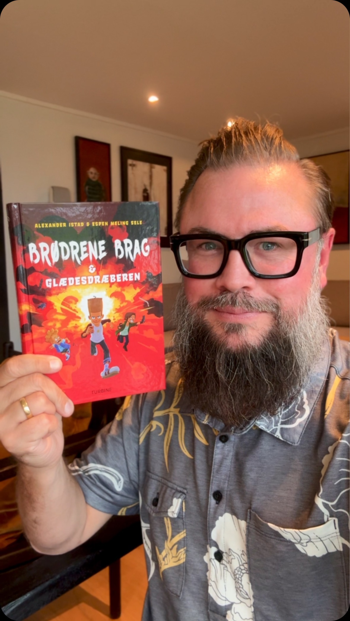 Forudbestil bogen nu: https://turbine.dk/produkt/broedrene-brag-glaedesdraeberen/
——————-
#guttakrutt #guttakruttoggledesdreperen #bøker #fun #bok #barnebøker #bookstagram #barnebok #sun #booklover #danish #Danmark @turbine_forlaget @norogfarlaeser #instabook #instabooks @cappelendamm @barneboker #danishbookstagram #bog #bogbloggere #bogsnak #børnebogsnak #børnebøger #bøgerbøgerbøger #børn #børnllæser #guttakrutt #læselyst #læseglede #læsing #børnelitteratur #boghygge #skolebibliotek