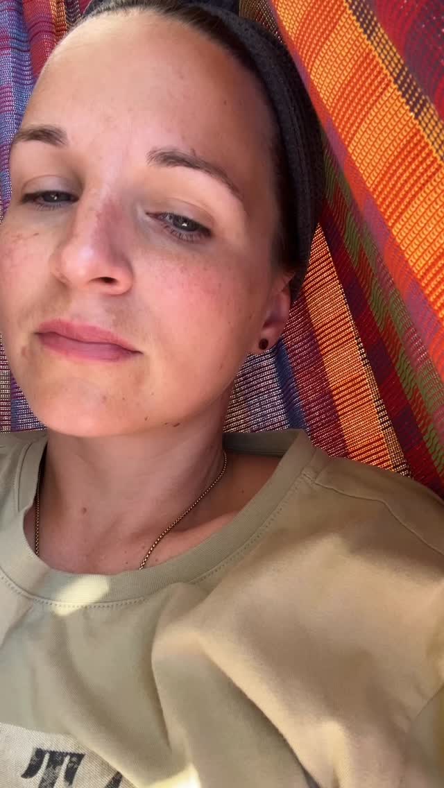 Wenn Worte fehlen, bleibt das Fühlen.
Was hier passiert ist, erschüttert zutiefst.
Ein kollektives Innehalten. Ein tiefer Schmerz. Eine Welle der Betroffenheit.
🕯️ In Momenten wie diesen wird spürbar, wie verbunden wir als Menschen sind – auch wenn wir einander nicht kennen.
Es ist okay, traurig zu sein.
Es ist okay, wütend zu sein.
Es ist okay, einfach still zu sein.
✨ Du darfst fühlen. Du darfst weinen.
Du darfst beten, hoffen, zweifeln, loslassen.
Du darfst den Betroffenen Kraft schicken – auf deine ganz eigene Weise.
In Gedanken. Im Herzen. Im Mitgefühl.
Mantra für diese Tage:
Lokah Samastah Sukhino Bhavantu
Mögen alle Wesen in Frieden und Sicherheit leben.
🫶🏻 Was auch immer du heute fühlst –
es darf da sein.
🌍 Und vielleicht verändert genau dieses Mitfühlen die Welt ein Stück.
#Mitgefühl #GemeinsamStark #LokahSamastahSukhinoBhavantu #FühlenErlaubt #LichtImDunkel #Achtsamkeit #Menschlichkeit #energiederverbundenheit