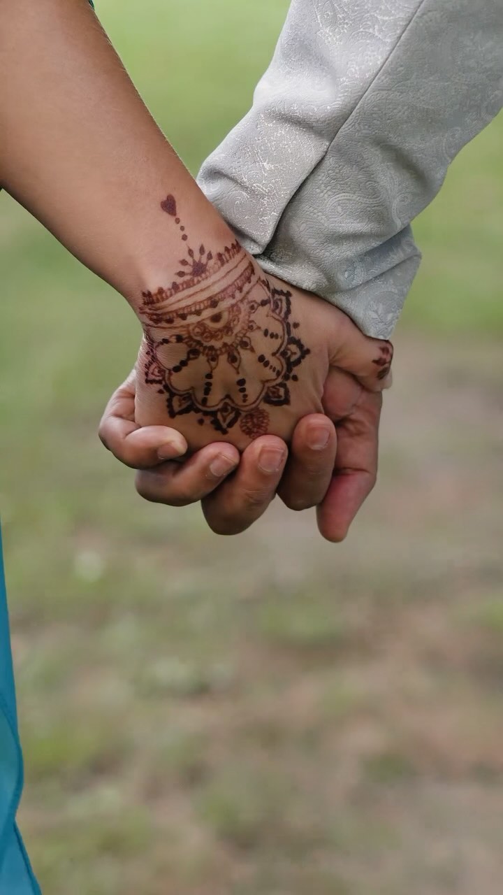 Encore un super mariage en compagnie des magnifiques Julie & Younes, aussi charmants qu’adorables ! Dès que j’ai quitté mon véhicule, j’ai été accueilli avec une chaleur incroyable — mention spéciale à la maman de la mariée ! ❤️
Le film final est encore en cours de montage, mais j’avais trop hâte de partager un avant-goût de ces deux tourtereaux. Leurs sourires, leur complicité… ces premières images capturent déjà toute l’émotion et la joie de leur journée. 🎥✨
Maquillage/Coiffure @samira.arras
Robe & Costume @morellemariage
#WeddingVideographer #VidéoDeMariage #Mariage #wedding #weddingdress #weddingvideo