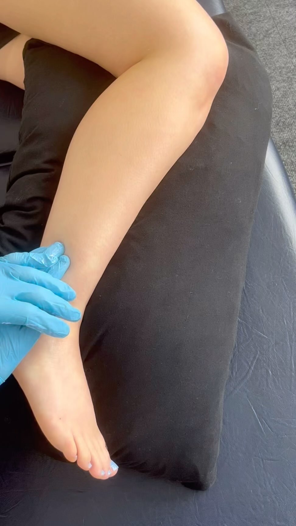 Massage time 🙌 runners 🏃♀️ 🏃♂️ 💨
Peroneal(Fibularis) muscles 🦵
Function:
☑️ Eversion of ankle and foot
☑️Assists in plantar flexion
☑️Keeps leg steady standing on one leg
☑️Maintains transverse arch of foot
#runninghealth #massage #softtissuework #fibula
Thanks @lb4lbchamp 👌