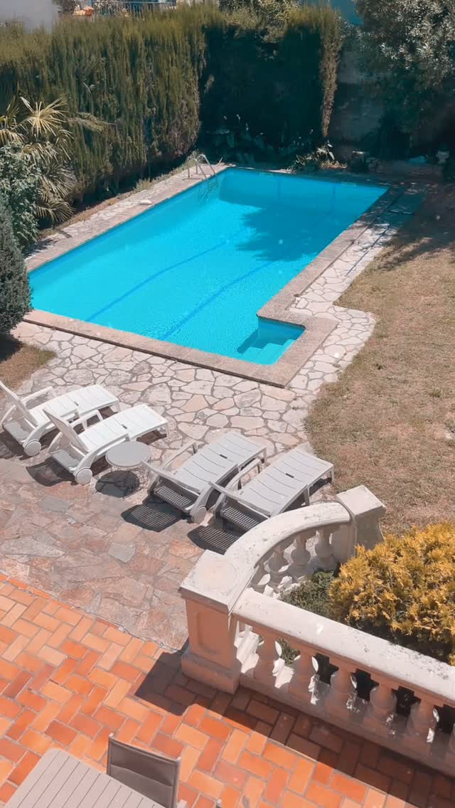 Viajar para escapar de la vida o para que la vida no se nos escape.
Huir de la rutina para volver a abrazarla a la vuelta. Conocer lugares, gentes, historias. Nutrirte de ellas. Aprender, crecer, soñar, fantasear con otras posibilidades para tu propia existencia.
Saber que mereces un paréntesis, un chapuzón, un cóctel, un baile, que te lo has ganado. Pensar que habrá más recompensas, más personas con quienes compartirlas, que todavía quedan muchos momentos buenos a la vuelta de la esquina.
❤️