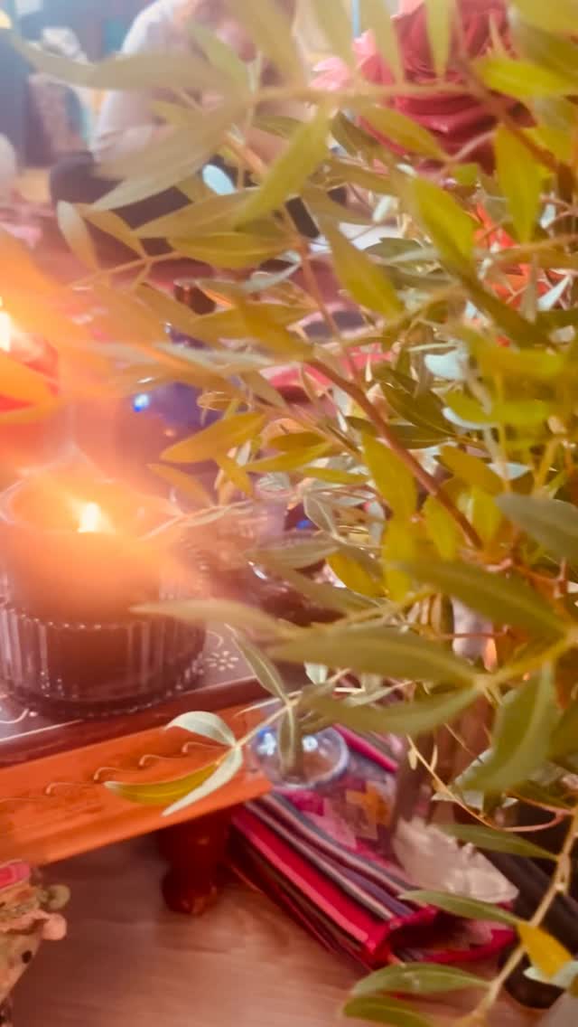 -ÑUSTA PUYWAN KARPAY
The Ñusta initiations are a gift from Yaya, which has been guarded by the Q’ero medicine women and men from the Andes of Peru, who have never ceased to honor the sacred truth. Ñusta means divine feminine primordial intelligence, Puywan is the essence of the heart, and Karpay means initiation.
In the true, living tradition of the Laikas and Q’ero, the Ñustas are not simply “Inca princesses” or “goddesses.” They are emissaries of Yaya—the divine father, the source of all life.
Ñustas are the living bearers of the sacred order of life. They do not come from stories – they come from the light, from the depths, from the breath of God.
The Laikas say: “They are messengers of the Yaya. They teach us how to live in harmony – with water, with stone, with our own hearts.”
Thank you Yaya, for your Ñ’ustas.
#nusta #puywan
#initiation #quero
#medicinewomen #feminin
#sacred #essence
#truth #greatspirit
#divine #god
#harmony #liberation
#peace #freedom
#heart #love