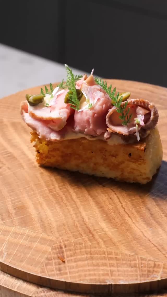 Österreiche Interpretation des Klassikers "vitello tonnato" - langsam gegartes Schweinefilet mit geräucherter Forellencreme und Kapern auf frischen butteigem Brioche 👩🏻🍳
Das ganze Video und alle Rezepte gibts unter sandrascheidl.gronda.com oder in der Gronda app
🎥 @pixelcoma @pixelcoma_foodphotography
@gronda
REZEPT
RECIPE
GRONDA