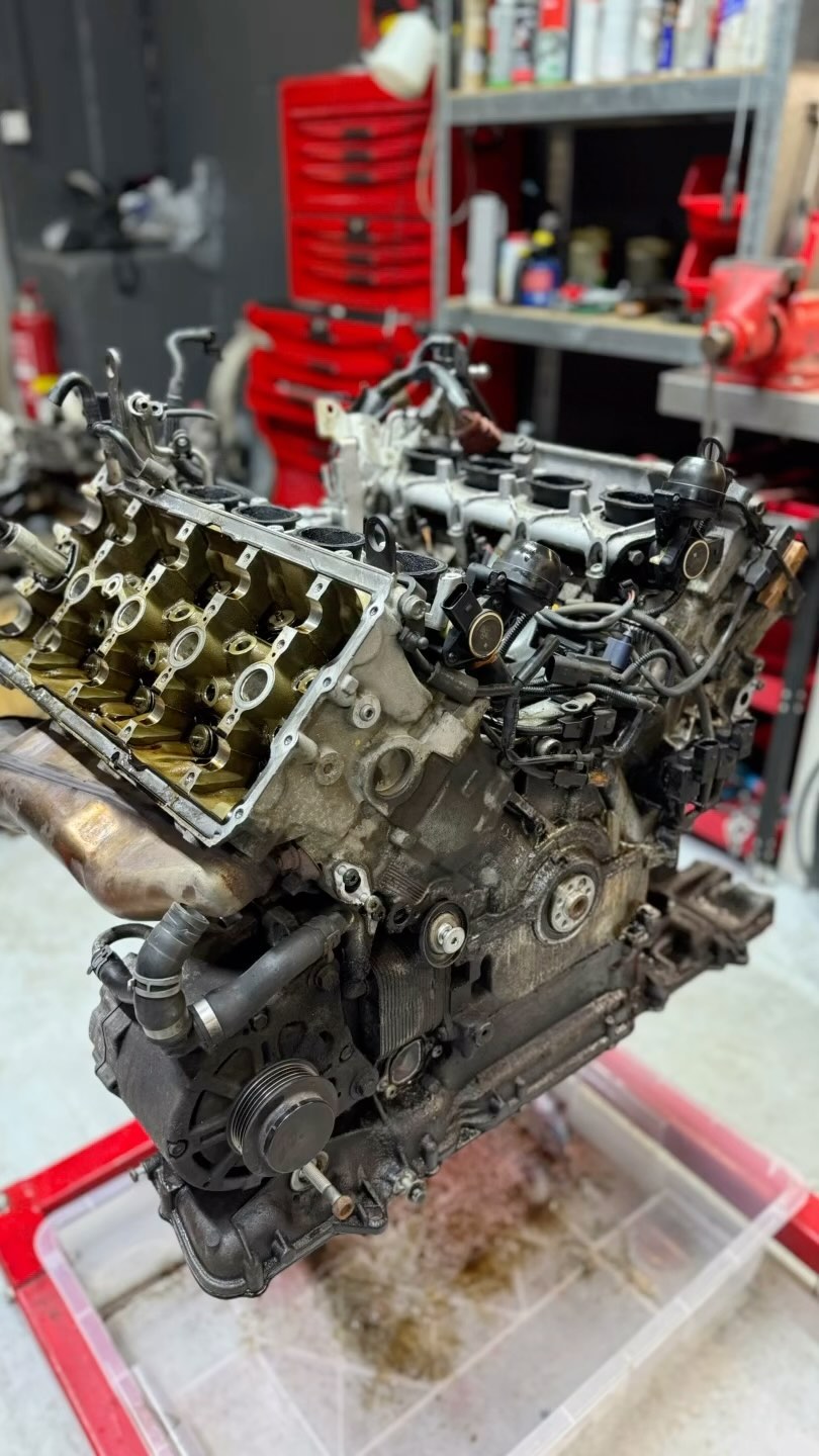 V8 se třpytkama v oleji 😄
.
Původně to měla být rychlovka na rozvody….
.
#v8 #42 #fsi #benzin #gasoline #audi #quattro #audia8 #a8l #germany #instaphoto #autobiography #photo #horsepower #audicz #audiklub #czech #brno #czechboy #repair