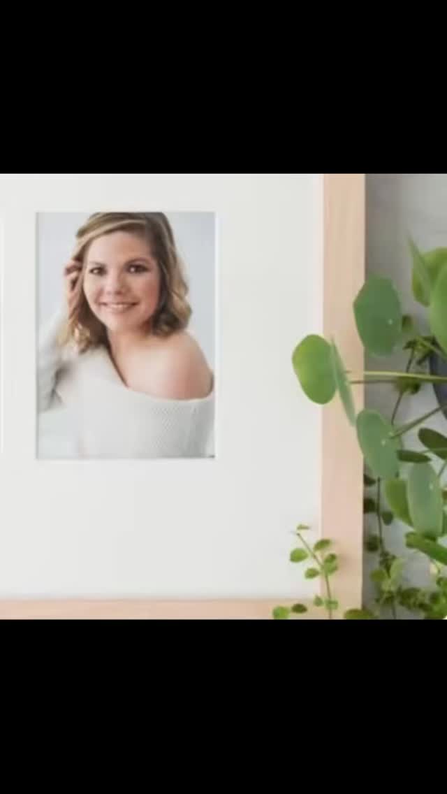 De spiegel was mijn grootste vijand. Nu is het mijn gids.
Jarenlang zocht ik naar wat mijn lichaam echt verdraagt.
Hoe voeding, mijn mindset en alles wat ik op mijn huid smeer, met mij meebewegen.
Ik ontdekte dat het niet gaat om een mooie lijst ingrediënten of mooie woorden op een potje, maar om écht contact maken met jezelf.
Wat voelt goed?
Waar knelt het?
Wat voedt mijn huid echt, en wat belast mijn systeem onzichtbaar?
Want je huid is niet zomaar een orgaan.
Ze is je rijkdom, je heiligdom.
Je lijnen, je littekens, je plekjes, je vlekjes — ze zijn jouw schatkaart.
Ze vertellen jouw verhaal, laten zien wat jouw leven heeft gedragen.
Daarom nodig ik je uit: durf te kijken.
Durf te voelen.
Durf te vragen: wat vertelt mijn huid mij?
Wat voel ik daarbij?
Wees nieuwsgierig.
Verdiep je in de ingrediënten die je op je huid smeert.
Vraag jezelf af: voedt dit mijn lichaam echt?
Of belast het mijn systeem onzichtbaar?
Jij bent de kapitein van jouw schip.
Jij bepaalt wat je aan boord neemt — in je lijf, in je hoofd, op je huid.
Wees zacht voor jezelf.
Wees zuinig op jezelf.
Echte schoonheid begint niet bij perfectie, maar bij verbinding met jezelf.
En dat is precies waar ik voor sta — in mijn werk en in mijn leven.
Enjoy your sunday 💋