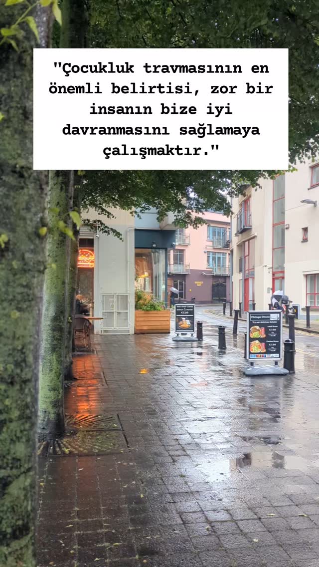 Stres tepkimin kaynağı, yakın temasta olduğum bir ilişkiden kaynaklandığında; savaşma (fight), kaçma (flight) ya da donup kalma (freeze) gibi yollarım yoksa, geriye kalan tek hayatta kalma stratejisi, beni inciten kişinin gönlünü hoş tutmak ve onun beklentilerine uymak olabilir (fawning).
Kendini güvende hissedebilmek için başkalarının mutluluğunu, onayını ya da rızasını bir ön koşul olarak görmek çoğu zaman bağlanma travmalarıyla ilişkilidir ve yetişkinlikteki ilişkilerde de tekrarlanır.