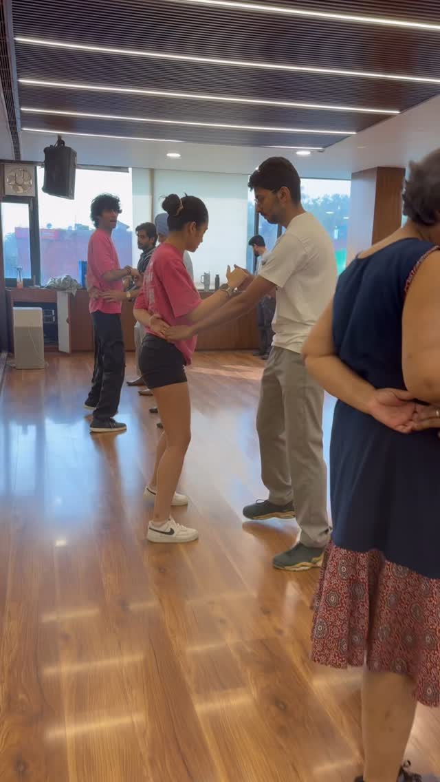 Stepping out of the comfort zone and into the rhythm! 💃🕺
@divit_chaawlaa ‘s Bachata workshop brought a fresh mix of shines and partnerwork — fun, fiery, and just the right kind of challenge! 🔥
Can’t wait to learn and dance with you again soon!! 🥰
#bachata #dancecommunity #latindance #bachataworkshop #labailavista #shines #partnerwork #keepdancing