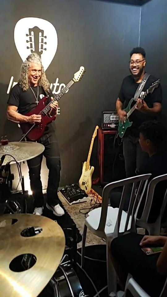 Trecho do super workshop com o mestre @sydneicarvalho no @institutoyagoasafe em Guarulhos. Na banda @yagoasafe @lays__farias e @rafaeldrumss. Top demais! 🎸🎶🔥