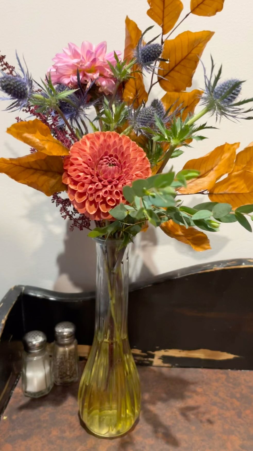 👀 I spy with my little eye… DALTON & MEGAN’s leftover wedding flowers!!! 🌼
Stop by and see if you can spot them all 💕
#vivanlosnovios