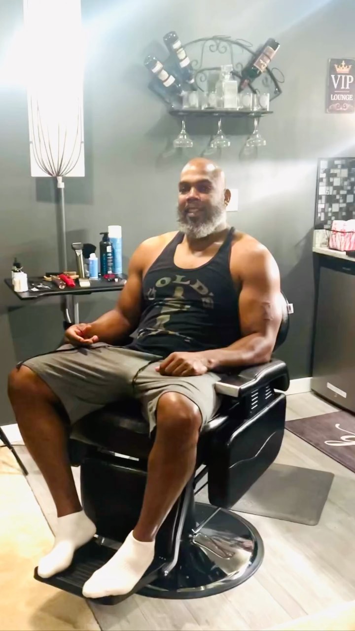 😂 Wow, the questions I got about my first in-house client was too funny! #hewantthescoop #shewantthetea #headshave #beardshapeup💈 #homebarbershop #barberstudent #beardcare #respectthebeard #mensgrooming #shelovesbeardsproducts #slbking