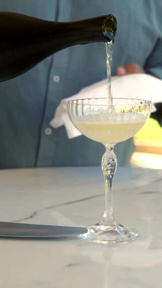 When opening a bottle becomes an art form - we know how to make an entrance! 🥂✨
📹 by @nbarrettmusic