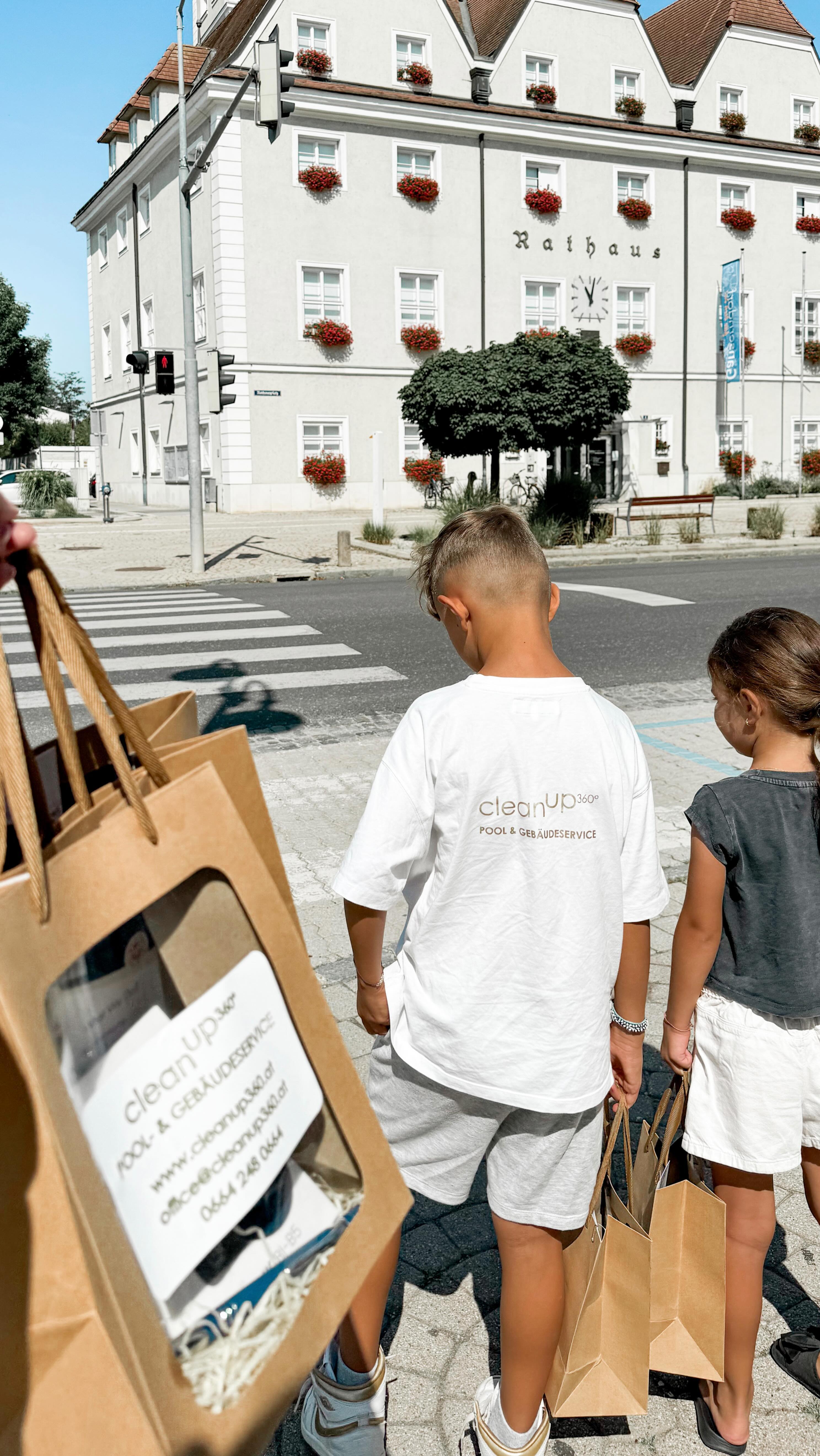 🎉 clean up 360° Goodiebags!
Wir haben für euch tolle Goodiebags für das Gewinnspiel beim „Fest in Süd“ vorbereitet und gemeinsam mit unseren zwei Helferlein in die Gemeinde Gänserndorf gebracht – wir wünschen euch viel Spaß am 14.09.2024!
Kommt vorbei und sichert euch eure Chance auf coole Gewinne!
@stadtgemeindegaenserndorf @bezirk_gaenserndorf @bezirkgaenserndorf
#Gewinnspiel#FestInSüd#GänserndorfSüd#Gänserndorf#Bezirkgaenserndorf#Goodiebags#GemeindeGänserndorf#VielSpaß#cleanup360