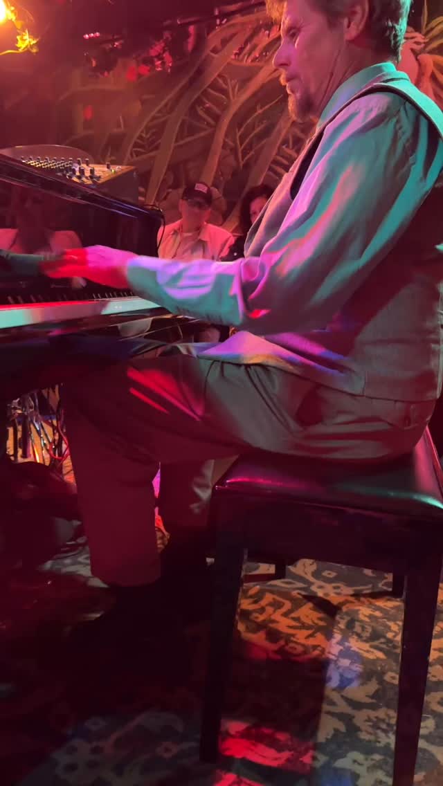 Bram Wijnands, Lucy’s father, graced us with his artistry last Friday - what a virtuoso! You never know what’s gonna pop off at a daddy rabbit show….double daddy.