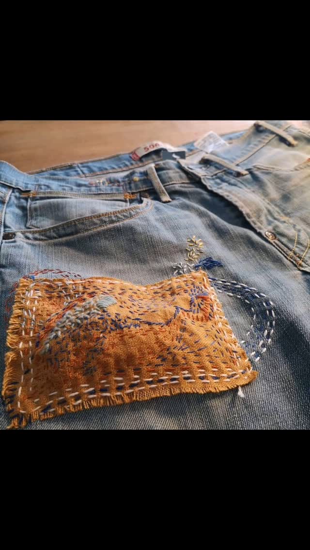 Mode circulaire!!
La vie ça va ça vient et les Jean's aussi!!!
C'est l'histoire de ce jean que j'ai retapé en 2021, vendu chez @brad_boutique_mtp et revenu hier dans mes mains (la cliente a changé de morpho et l'a remis en vente chez Elisabeth.) . Je passais par là et hop !
C'est pas énorme ?!!!
Bon... Mes réparations ont tenu le coup, par contre il a deux beaux nouveaux trous trous!!!
Au boulot !
#jean #reparetonjean #modecirculaire #denimrepair #visblemending #chiloeescraps #répareraulieudejeter
#repairdontreplace #creatricemontpellier