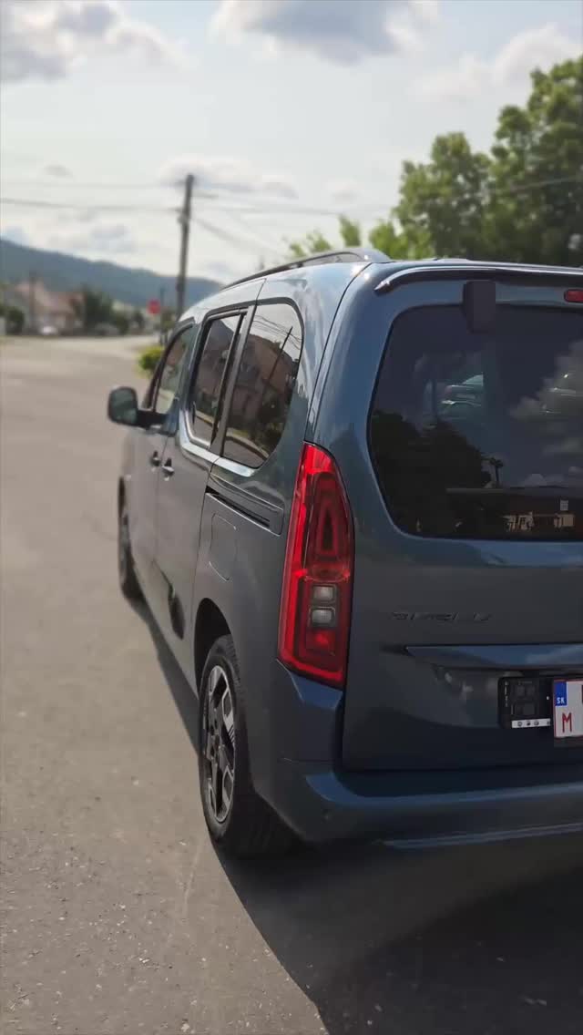 🤩 Prémiový rodinný aj podnikateľský parťák v top výbave! 🚙 Testujeme Fiat Doblo Combi v 5-miestnej verzii s úsporným a výkonným 1.5L Multijet motorom (130 koní), 8-stupňovou automatickou prevodovkou a takmer najvyššou výbavou. #FiatDoblo #TestujemeAuta #RodinneAuto #PodnikatelskeAuto #Multijet #Automat #PanoramatickaStrecha #AutoRecenzia #PraktickeAuto #AutosportSzilagyi #Komfort #DigitalnyPanel #Bezpecnost #Fiat #Slovensko #AutoTest #Novinka #CarReview #FamilyCar #BusinessCar
