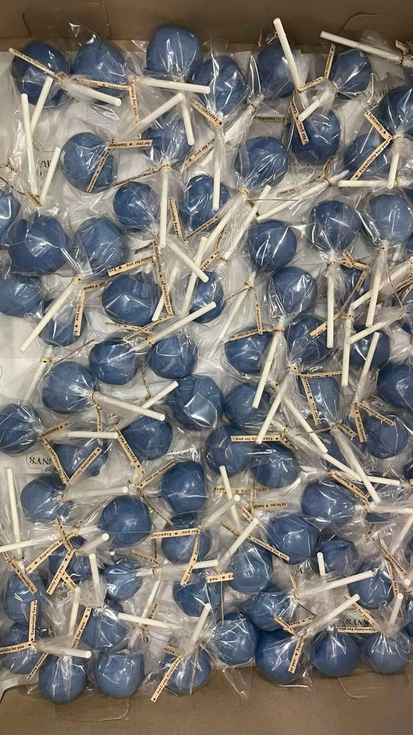 Vanilla Cake Pops! These smelled so amazing 🤤 #cakepops #grannysgoodiesbakery