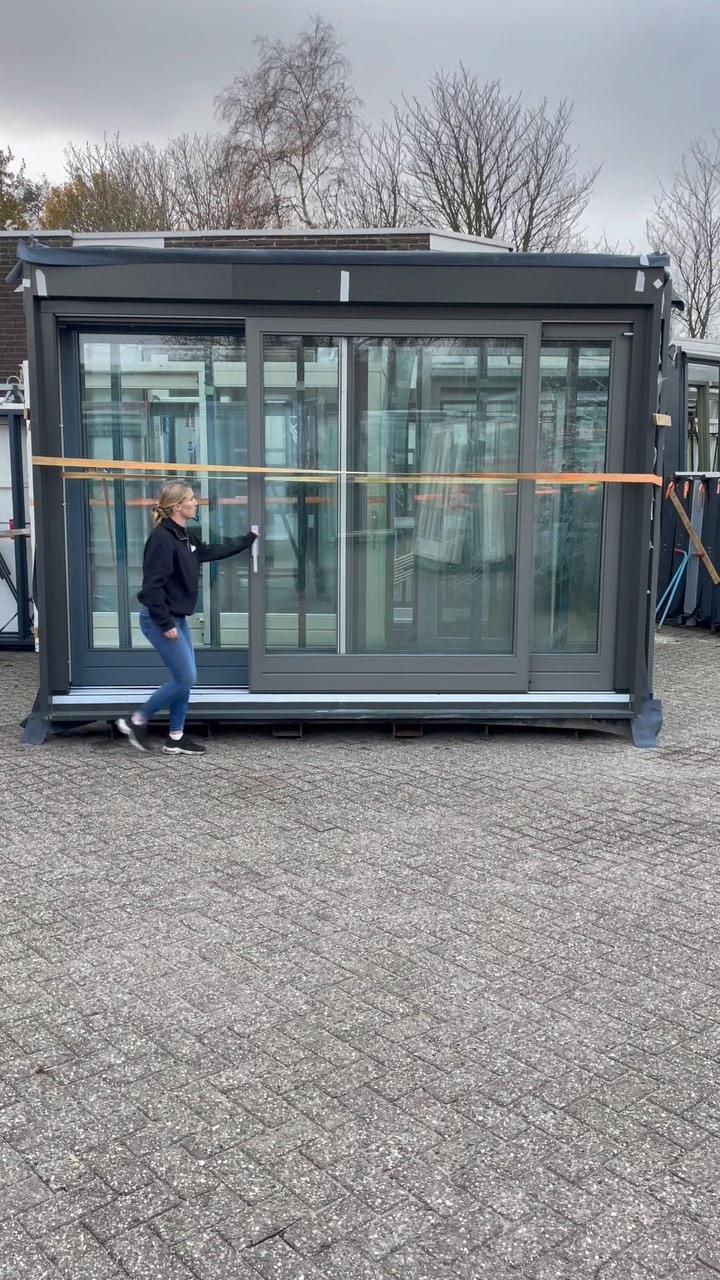 Zie je het al voor je?! Zo’n grote glazen pui in jouw huis😍
Deze pui hebben we in diverse maten. Kijk op onze website onder de restpartijen of stuur ons een berichtje voor meer informatie.
#schuifpui #wonen #woonkamerinspiratie #bouwen #kozijnen #glas #verbouwen