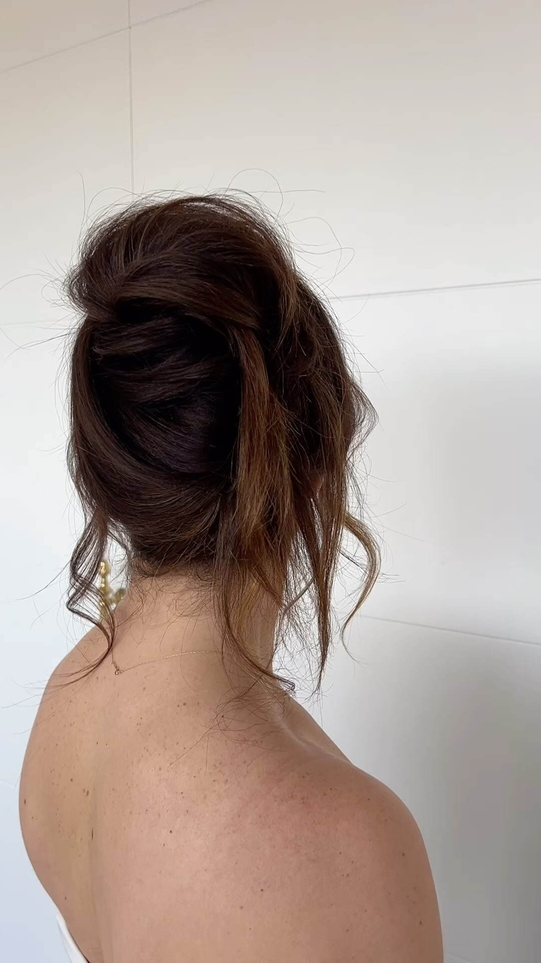 Every day is a chance to refine my skills—from cutting and balayage to event styling, hair is my passion! Education is key to success. This video showcases my one-on-one class with @parla.hair back in February, where she shared her tricks for a modern French twist on my beautiful longtime client @taperella. Excited for more learning ahead!
#ottawabrides #ottawahair #ottawahairstylist #hair #haireducation #bridal #ottawaweddings #balayage #balayagehighlights #ottawahair