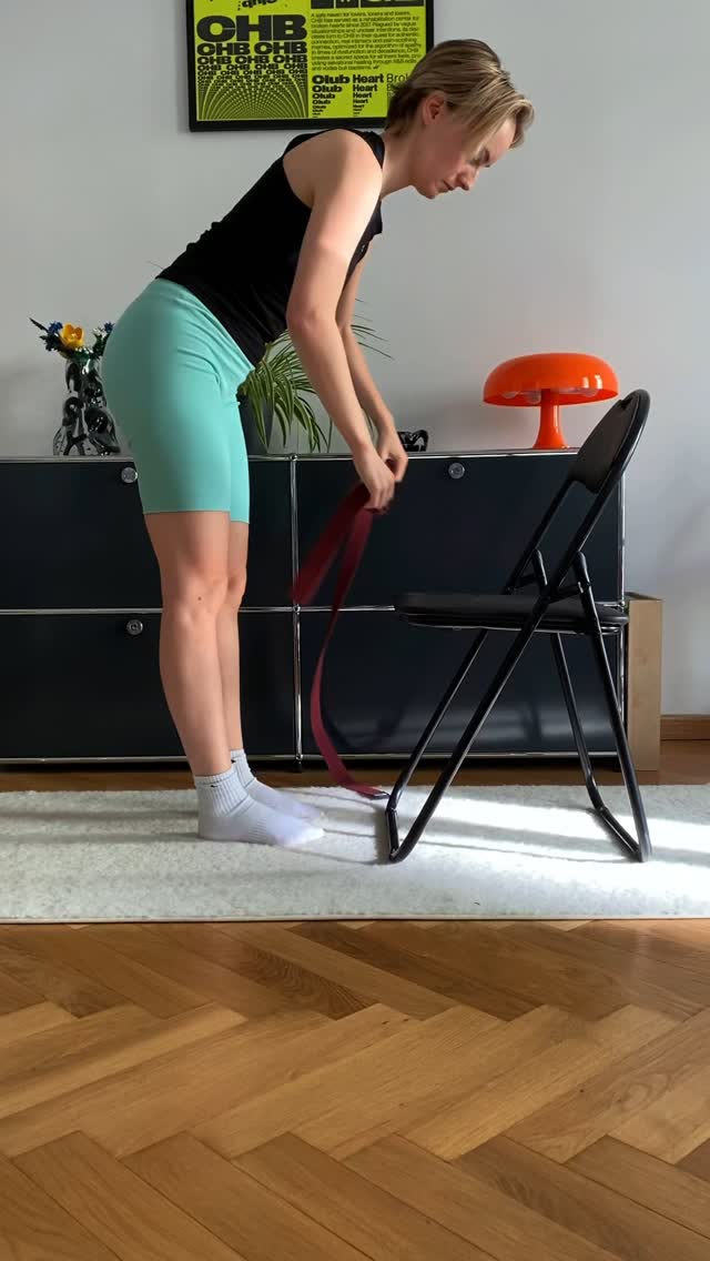 Im Restorative Yoga kümmern wir uns aus vielen Gründen besonders gut um die Ausrichtung unseres Nackens, weil dies einen direkten Effekt auf unser Nervensystem haben kann.💆♂️
In dieser Variante von Savasana wird der Kopf mithilfe eines Yogagurts sanft in der Luft gehalten, ohne den Boden zu berühren. 🪢🛏️
Der Gurt stützt den Hinterkopf, wodurch der Nacken sich verlängert und die Muskulatur loslassen kann. 🧠➡️💤
#restorativeyoga#savasana#restorativeyogateacher